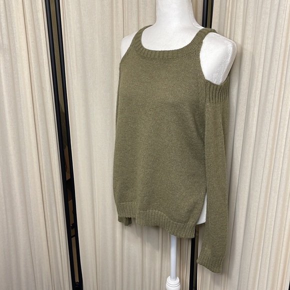 EUC- ELAN- WARM KNITTED GREEN COLD SHOULDER OVERSIZED SWEATER SIZE SMALL - Picture 5 of 13